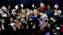 Presiden Amerika Serikat Joe Biden berpose bersama anak-anak setelah menyampaikan pidato yang menandai peringatan satu tahun invasi Rusia ke Ukraina di Royal Castle Gardens, Warsawa, Polandia, 21 Februari 2023. Ukraina, sebut Biden, tidak akan pernah menjadi kemenangan bagi Rusia. (AP Photo/Michal Dyjuk)