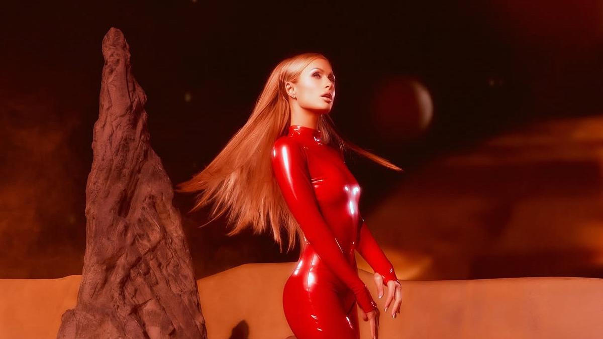 Paris Hilton Tiru Gaya Britney Spears, Buktikan Persahabatan Bisa Jadi Obat Bahagia