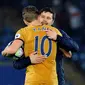 Harry Kane memeluk pelatih Mauricio Pochettino usai pertandingan melawan Leicester City pada pertandingan Liga Inggris di King Power Stadium, Leicester (18/5). Harry Kane mencetak empat gol di pertandingan ini. (AP Photo/Rui Vieira)