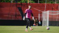 Kiper Dewa United, Sonny Stevens ketika sesi latihan&nbsp;di Stadion GOR H. Agus Salim, Padang pada Kamis (15/08/2025). (Dok.Dewa United)
