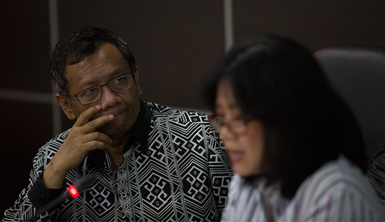 Penasihat Komnas HAM, Mahfud MD mendengarkan keluhan para pelaku sepak bola nasional saat menggelar pertemuan di Jakarta, Kamis (13/8/2015). (Bola.com/Vitalis Yogi Trisna)