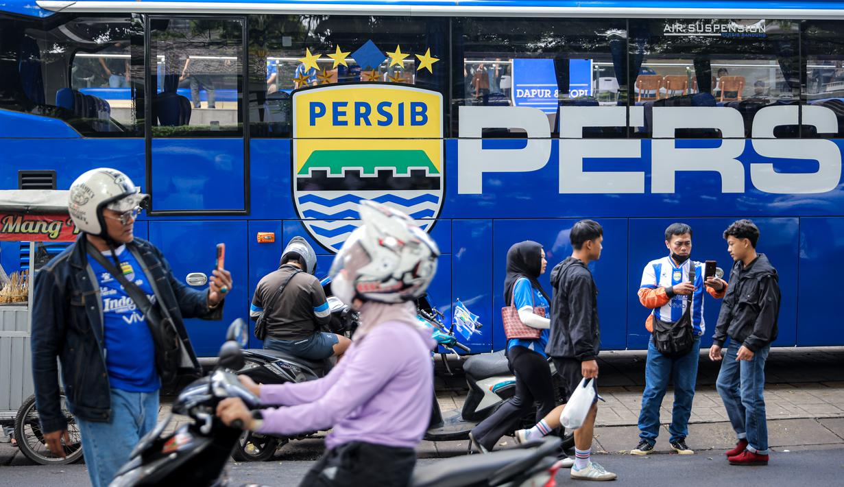 Suporter tim Maung Bandung saat berada di area Persib Store, Kota Bandung, Jawa Barat, Sabtu (23/5/2026). (Bola.com/Bagaskara Lazuardi)