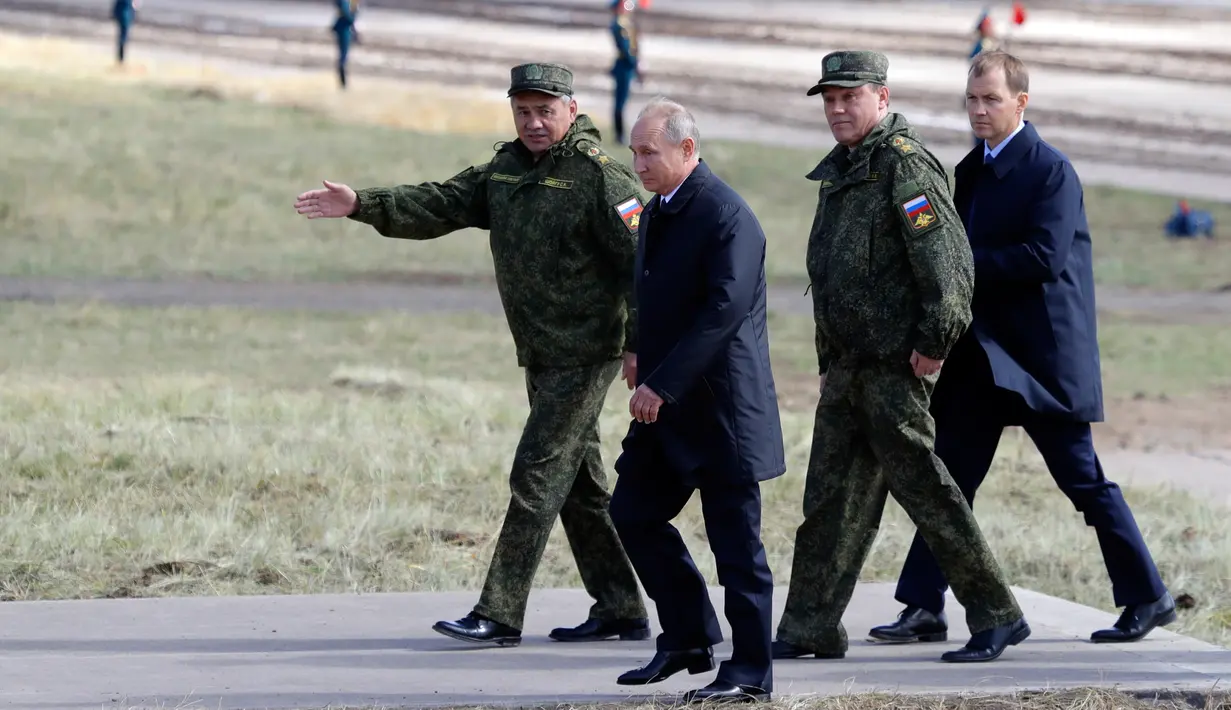 Presiden Rusia Vladimir Putin memantau latihan militer Vostok 2018 di Siberia Timur, Rusia, Kamis (13/9). Pengamat militer Rusia mengatakan latihan ini persiapan menghadapi perang dunia masa mendatang. (Alexei Nikolsky, Sputnik, Kremlin Pool Photo via AP)