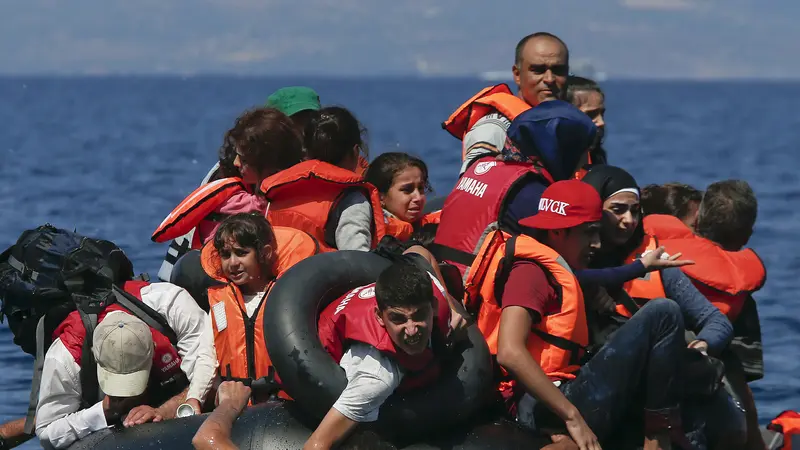 20150913-Kisah Pilu Pengungsi Suriah Berenang Bawa Bayi-Yunani
