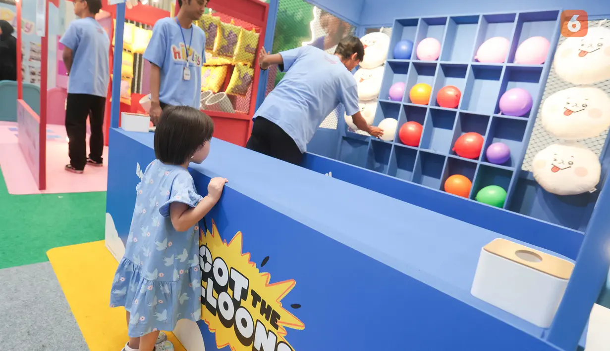 Seorang anak memilih salah satu jenis permainan di salah satu wahana hIPlay Playground di Lippo Mall Puri, Jakarta. Kehadiran wahana interaktif tersebut menjadi bagian dari pengenalan sejumlah karakter dan cerita kekayaan intelektual (IP) lokal Indonesia kepada masyarakat. (KLY/Budy Santoso)