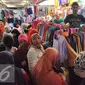 Sejumlah pembeli melihat-lihat baju di Pasar Tanah Abang, Jakarta, Kamis (2/7/2015). Memasuki pertengahan Ramadan pedagang mengaku penjualan baju muslim meningkat dari bulan-bulan sebelumnya. (Liputan6.com/Yoppy Renato)