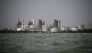 Sebuah pabrik pengolahan minyak milik perusahaan negara Petroleos de Venezuela (PDVSA) difoto di Maracaibo, Negara Bagian Zulia, Venezuela, pada 11 Juli 2024. (Federico PARRA/AFP)