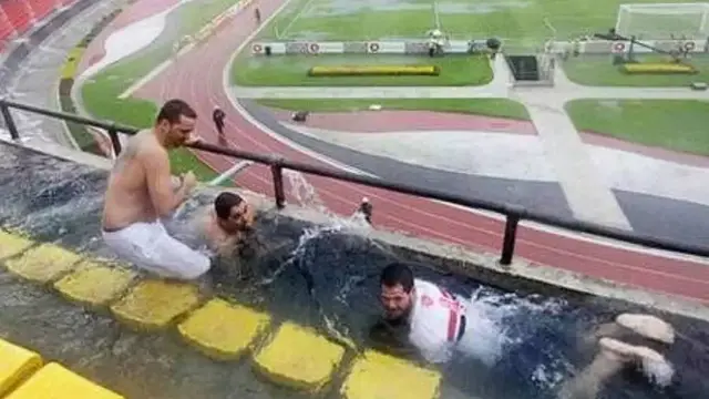8 Potret Nyeleneh Orang saat Nonton Bola di Stadion Ini Kocak