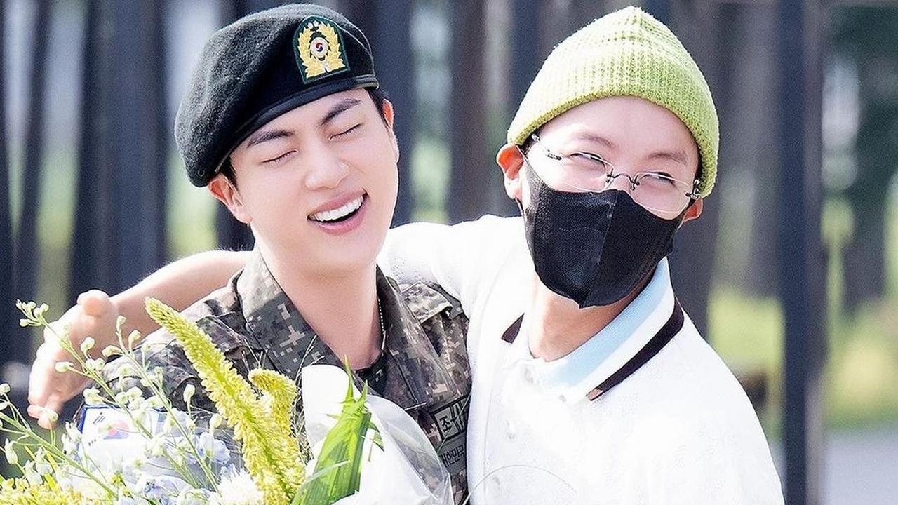 Sebagai anggota <b>BTS </b>yang pertama menjalani wamil, penyambutan yang meriah ini dapat dimaklumi sebagai ekspresi kerinduan dan kegembiraan dari para penggemar dan sesama anggota grup.