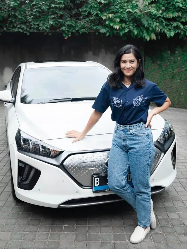 8 Cara Seru Mix and Match Baju Warna Navy ala Seleb, Jennie BLACKPINK-Najwa Shihab