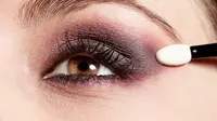 Cara Mudah Buat Smokey Eyes Mewah untuk Riasan Lebaran