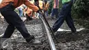 Petugas memperbaiki rel pasca (KRL) Commuter Line Bogor-Tanah Abang yang anjlok di jalur Manggarai arah Sudirman, Jakarta, Rabu (18/5). KRL ka 1517 anjlok pada pukul 06.18 di km 5+4. (Liputan6.com/Faizal Fanani)