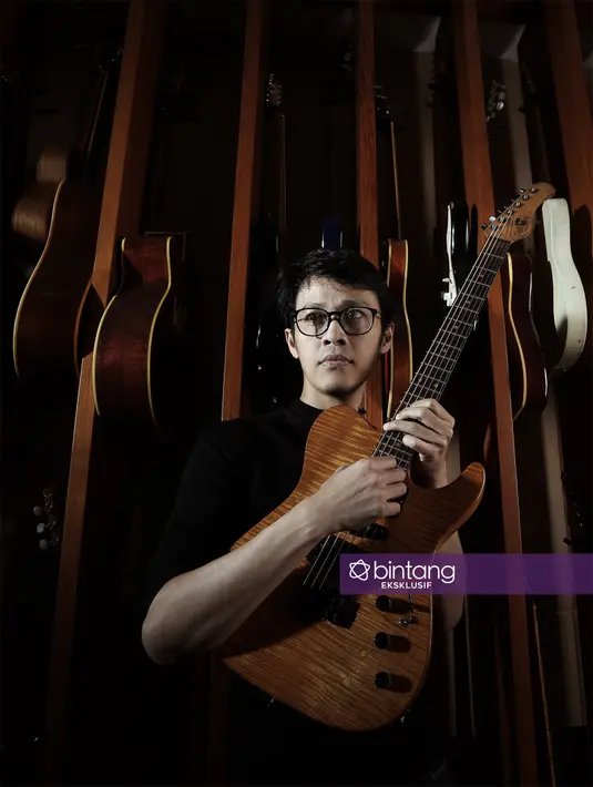 "Pokoknya sekolah selesaiin, mau jadi apa terserah. Justru waktu SMP kelas satu dianter nyari gitar elektrik yang murah, waktu itu gitar elektrik kan mahal. Latihan,ikut festival diantar jemput karena rumahku kan jauh,"ujarnya.(Bambang E. Ros/Bintang.com)