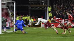 Pemain Manchester United, Casemiro (tengah) menyundul bola untuk mencetak gol ke gawang Nottingham Forest pada laga putaran kelima Piala FA 2023/2024 di The City Ground, Nottingham, Inggris, Kamis (29/02/2024) WIB. (AP Photo/Rui Vieira)