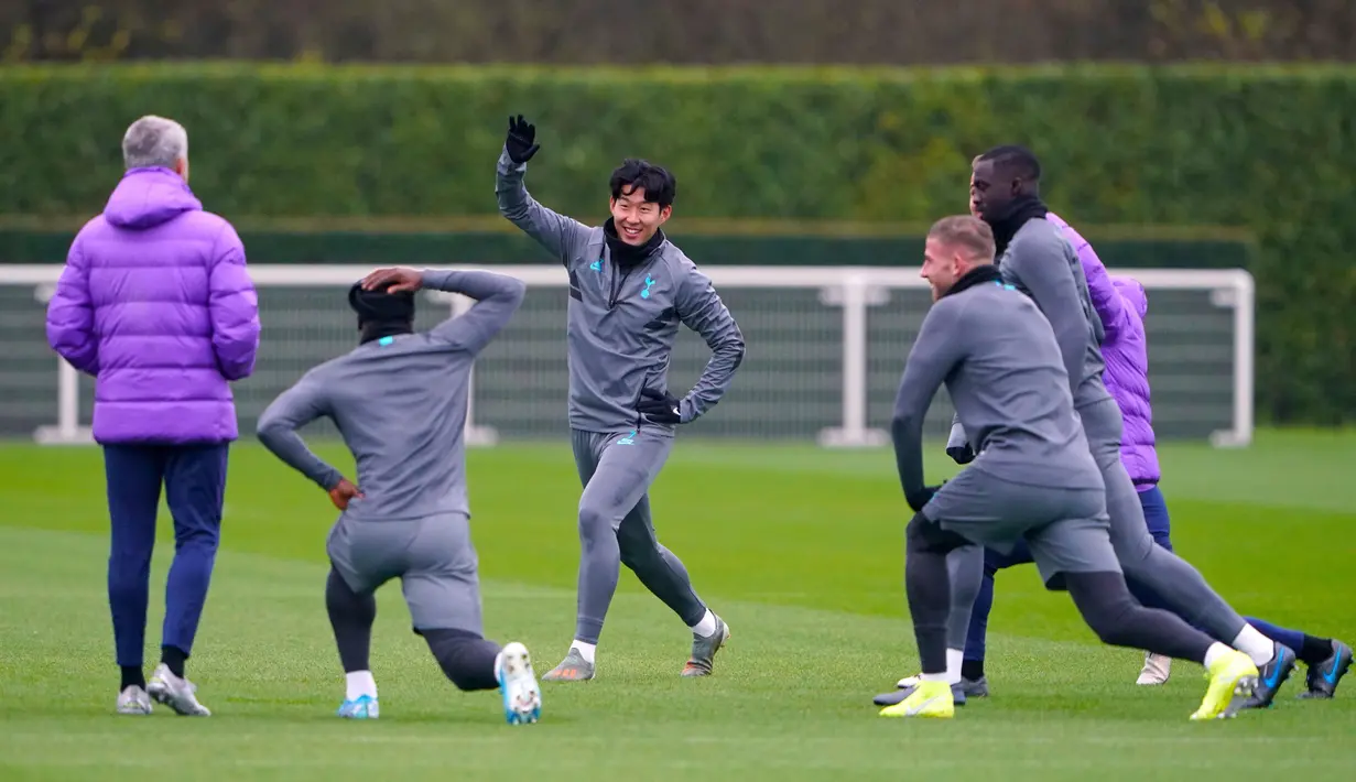 Pemain Tottenham Hotspur Son Heung-min (tengah) berlatih bersama rekan-rekannya saat Manajer Jose Mourinho (kiri) mengawasi mereka jelang menghadapi Olympiakos pada matchday kelima Grup B Liga Champions di London, Inggris, Senin (25/11/2019). (Tess Derry/PA via AP)