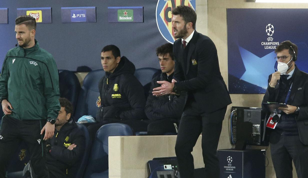 Mantan pemain Manchester United tersebut menjalani debutnya sebagai pelatih sementara ketika MU menang 2-0 atas Villareal dan memastikan tiket ke 16 besar Liga Champions 2021/2022. (AP/Alberto Saiz)