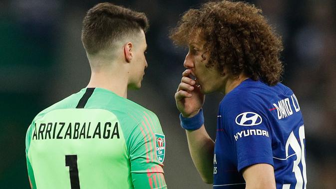 Kepa Arrizabalaga dan David Luiz pada final Piala Liga kontra Manchester City di Wembley Stadium (24/2/2019). (AFP/Adrian Dennis)