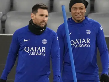 Kylian Mbappe dan Lionel Messi dari PSG mengikuti sesi latihan di Munich, Jerman, Selasa (7/3/2023). PSG akan bertanding melawan Bayern Muenchen pada leg 2 babak 16 besar Liga Champions 2022/2023 di Allianz Arena. (AP Photo/Matthias Schrader)