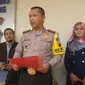 Wakapolrestabes Semarang AKBP Setijo Nugroho memberi penjelasan menghilangnya DIo, mahasiswa Kedokteran Undip didampingi ayah Dio dan dosen FK Undip. (foto : Liputan6.com / Edhie Prayitno Ige)