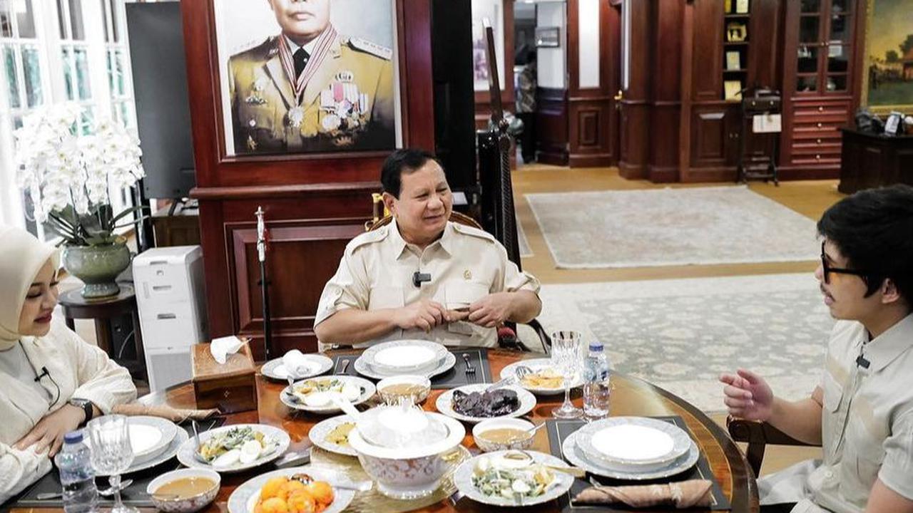 Dalam unggahan yang dibagikan Atta dan Aurel, mereka tak hanya sekedar makan siang biasa. Namun pasangan ini berkesempatan berbincang hangat bersama pensiunan jenderal bintang tiga itu.
