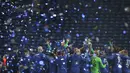 Para pemain Chelsea berselebrasi saat meraih trofi Liga Champions usai mengalahkan Chelsea pada babak final Liga Champions di Stadion Dragao, Portugal, Minggu (30/5/2021).  Kali terakhir Chelsea mengangkat piala usai menang atas Bayern Muenchen pada edisi 2011-2012. (AP Photo/Manu Fernandez, Pool)