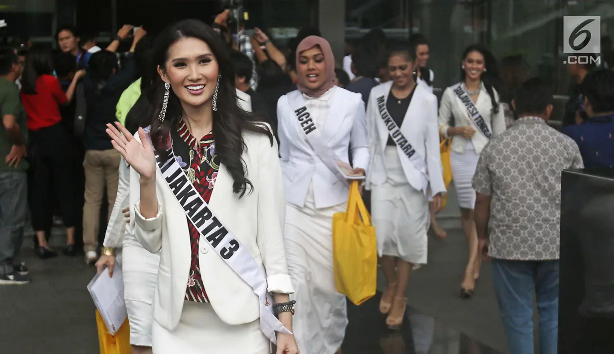 Finalis Puteri Indonesia 2018 melambaikan tangan ketika mendatangi gedung KPK di Jakarta, Senin (5/3). Sebanyak 39 finalis Puteri Indonesia 2018 mendatangi KPK untuk mendapat pembekalan tentang pencegahan korupsi. (Liputan6.com/Herman Zakharia)