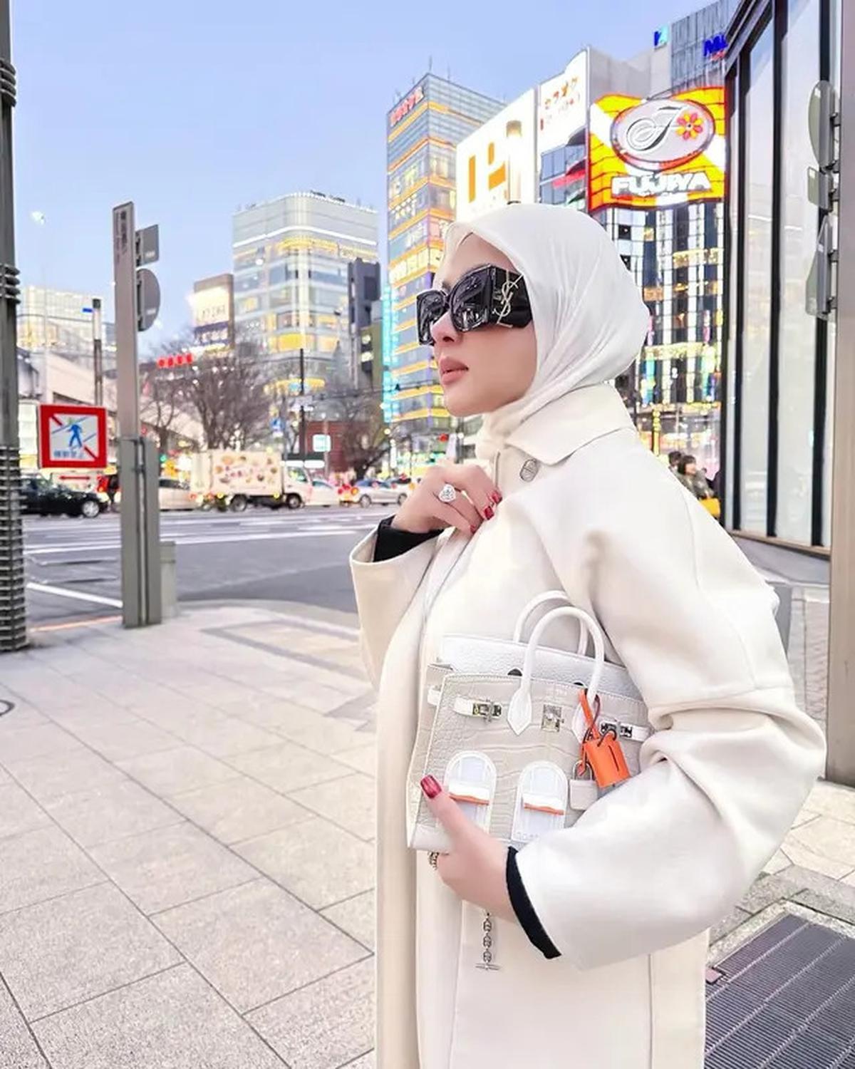 10 Pilihan Model Tas Putih ala Syahrini, dari Model Klasik hingga Super Langka