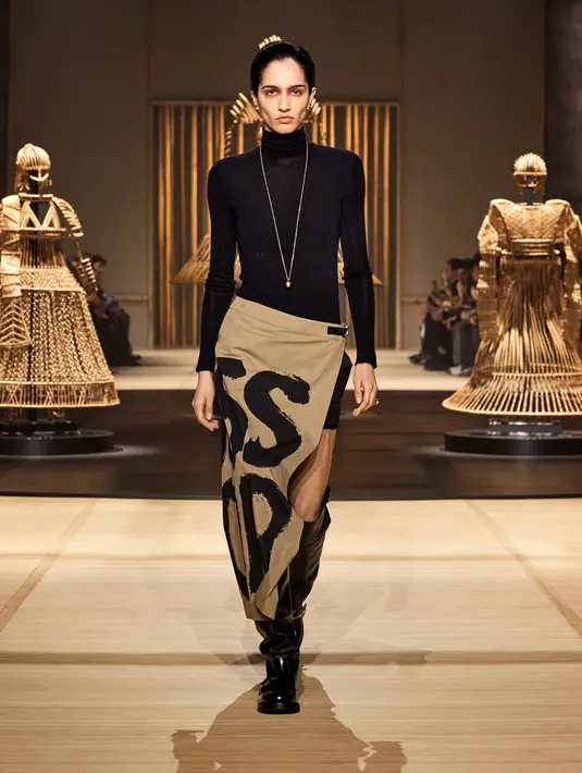 Busana Kim MinHa duplikasi outfit runway yang menampilkan koleksi Dior untuk Autumn Winter 2024 [Dior]