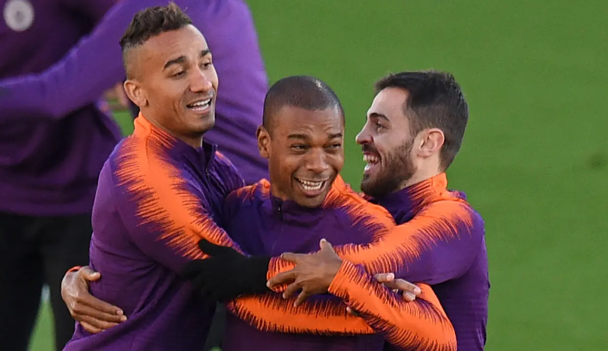 Pemain Manchester City, Danilo, Fernandinho dan Bernardo Silva bercanda saat mengikuti sesi pelatihan tim di City Football Academy di Manchester, Inggris (6/11). Saat ini City berada di posisi pertama dengan poin enam. (AFP Photo/Oli Scarff)