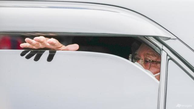 Mantan Perdana Menteri Malaysia Najib Razak kembali ke pengadilan pada hari Kamis, 25 Agustus 2022, untuk sidang korupsi kedua yang melibatkan dana negara 1MDB, dua hari setelah ia memulai hukuman penjara 12 tahun karena korupsi. (Foto AP/Vincent Thian)