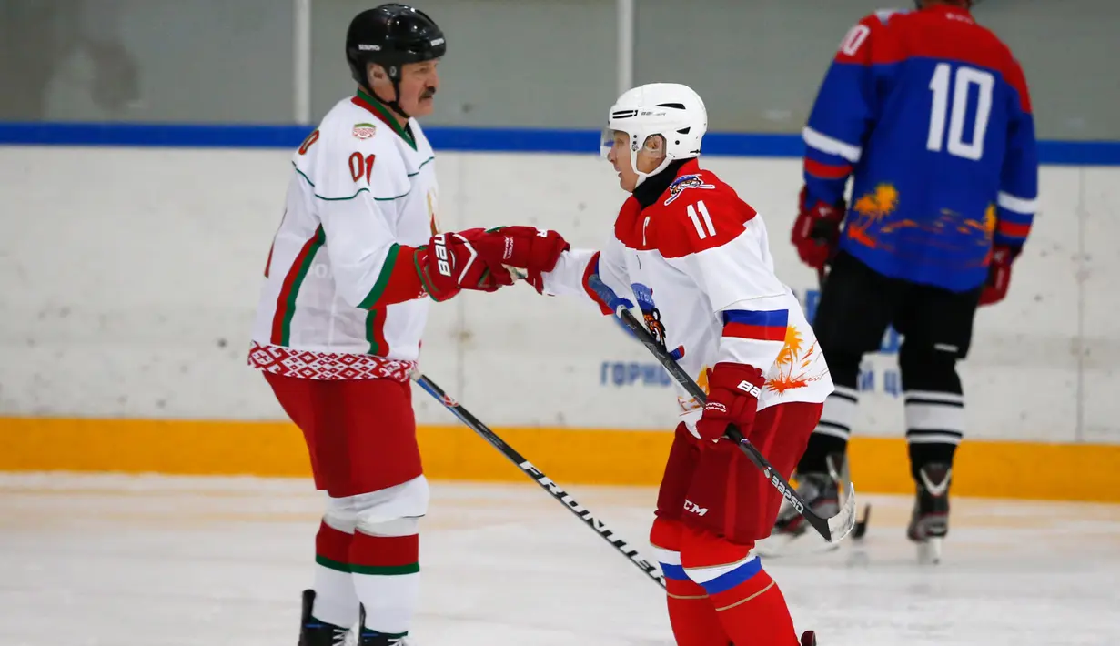 Presiden Rusia Vladimir Putin (kanan) dan Presiden Belarusia Alexander Lukashenko mengikuti Night Hockey League di Sochi, Rusia, Jumat (7/2/2020). Putin dan Lukashenko bermain hoki bersama saat jeda pembicaraan ekonomi antara kedua negara. (AP Photo/Alexander Zemlianichenko, Pool)