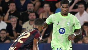 Penyerang Barcelona asal Inggris #14, Marcus Rashford, berebut bola dengan bek Levante asal Jerman #22, Jeremy Toljan, dalam pertandingan Liga Spanyol antara Levante UD dan FC Barcelona di Stadion Ciutat de Valencia di Valencia, Minggu (24-8-2025) dini hari WIB. (Jose JORDAN/AFP)