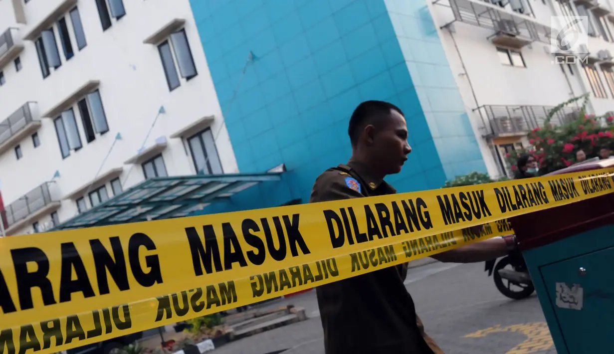Penyidik Pegawai Negeri Sipil (PPNS) bersama Satpol PP menyegel lahan parkir RSUD Kota Tangsel di Pamulang, Rabu (11/4). Lahan parkir telah melanggar Perda No 9/2012 Tentang Ketertiban Umum dan Ketentraman Masyarakat. (Merdeka.com/Arie Basuki)