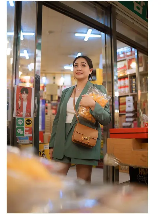 Di sela momen penting itu, Raffi dan Gigi juga menyempatkan jalan-jalan.