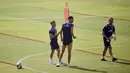Pelatih Timnas Indonesia, John Herdman (kiri), bersama jajaran staf pelatih berada di lapangan saat memimpin sesi latihan skuad Garuda di Bali United Training Center, Gianyar, Bali, Kamis (23/7/2026). Herdman memaksimalkan pekan terakhir pemusatan latihan untuk mematangkan persiapan Timnas Indonesia sebelum menghadapi Kamboja pada laga perdana Grup A Piala AFF 2026 di Stadion Pakansari, Bogor, Senin (27/7/2026). (Bola.com/Alit Binawan)