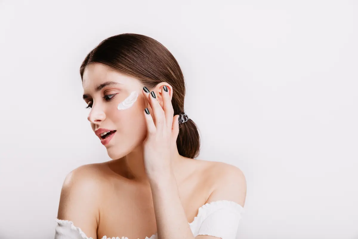 Perempuan Menggunakan Sunscreen Perempuan Menggunakan Sunscreen