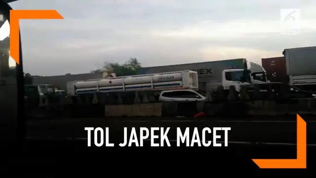 VIDEO: Truk Patah Sasis, Tol Jakarta Cikampek Macet Total