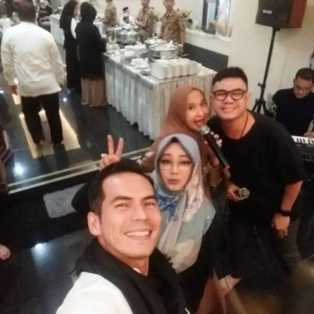 Dikenal Sosok Penyayang, Ini 7 Potret Kenangan Rina Gunawan dan Keluarga Syach