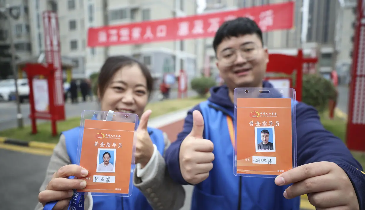 Petugas sensus berfoto di komunitas Huai'an yang terletak di Provinsi Jiangsu, China timur, pada 1 November 2020. Sekitar 7 juta petugas sensus berkunjung dari rumah ke rumah mencatat perubahan demografis di negara berpenduduk terbanyak di dunia itu. (Xinhua/Zhu Huanan)