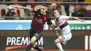 Striker AC Milan, Lucas Ocampos, berebut bola dengan bek Genoa, Diego Laxalt. I Rossoneri mendominasi jalannya laga dengan 71 persen penguasaan bola dan memperoleh delapan peluang bagus dari 20 kesempatan. (AP/Antonio Calanni)