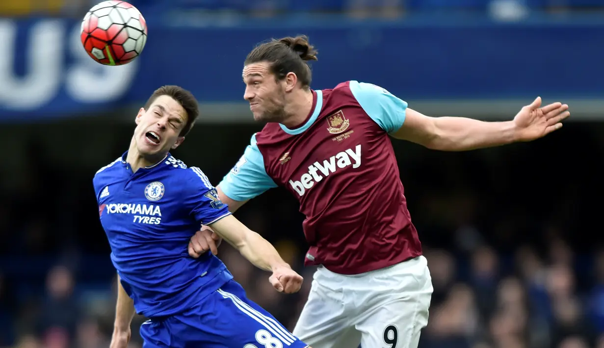 Pemain Chelsea, Cesar Azpilicueta (kiri), berebut bola dengan pemain West Ham United, Andy Carrol, dalam lanjutan Liga Inggris di Stadion Stamford Bridge, London, Sabtu (19/3/2016). (Reuters/Hannah Mckay)