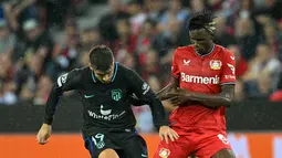 Bek Bayer Leverkusen Odilon Kossounou berebut bola dengan gelandang Atletico Madrid Alvaro Morata dalam matchday kedua Grup B Liga Champions di BayArena, Rabu (14/9/2022) dini hari WIB. Bertandang ke markas Bayer Leverkusen, Atletico Madrid tumbang dengan skor 0-2. (Photo by Sascha Schuermann / AFP)