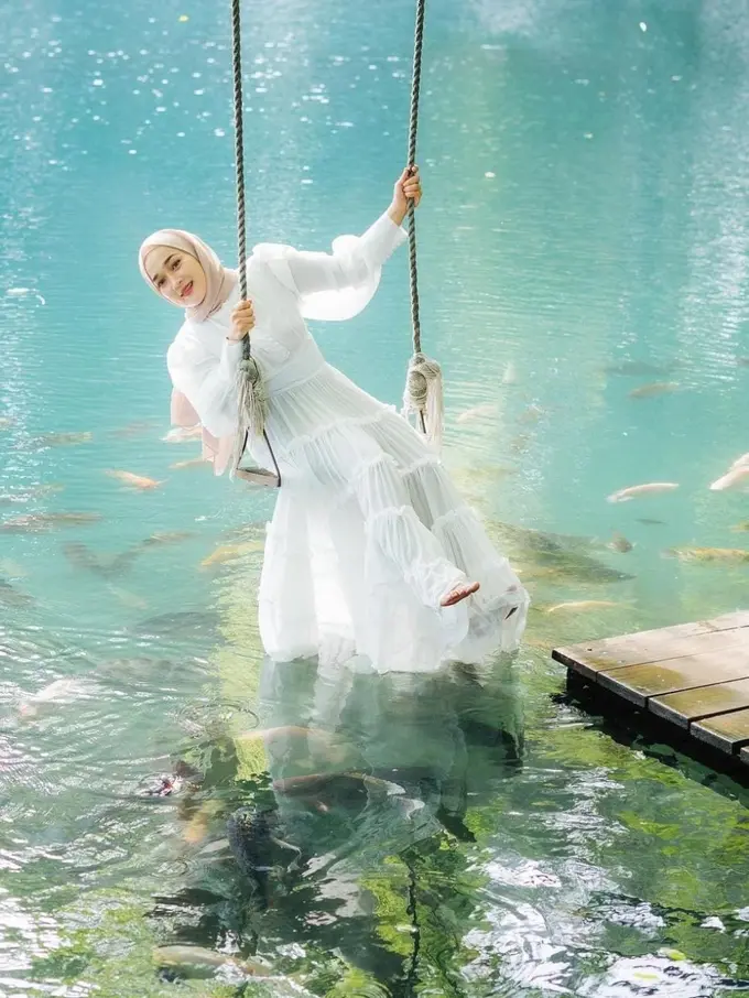 Pesona Ririe Fairus di Telaga Biru, Cantik Bak Peri di Negeri Dongeng