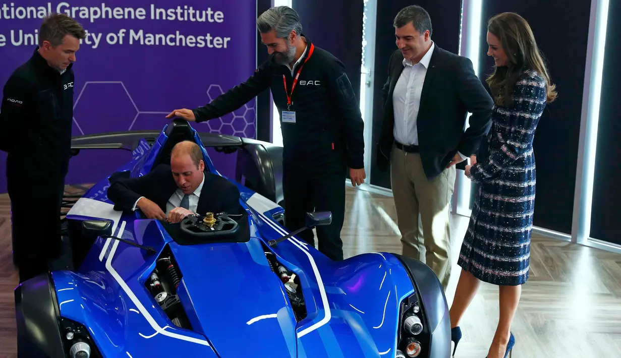 Kate Middleton melihat sang suami  Pangeran William menjajal mobil balap BAC Mono selama kunjungannya ke Graphene Institute National University of Manchester di Manchester, Inggris (14/10). (REUTERS/Phil Noble)