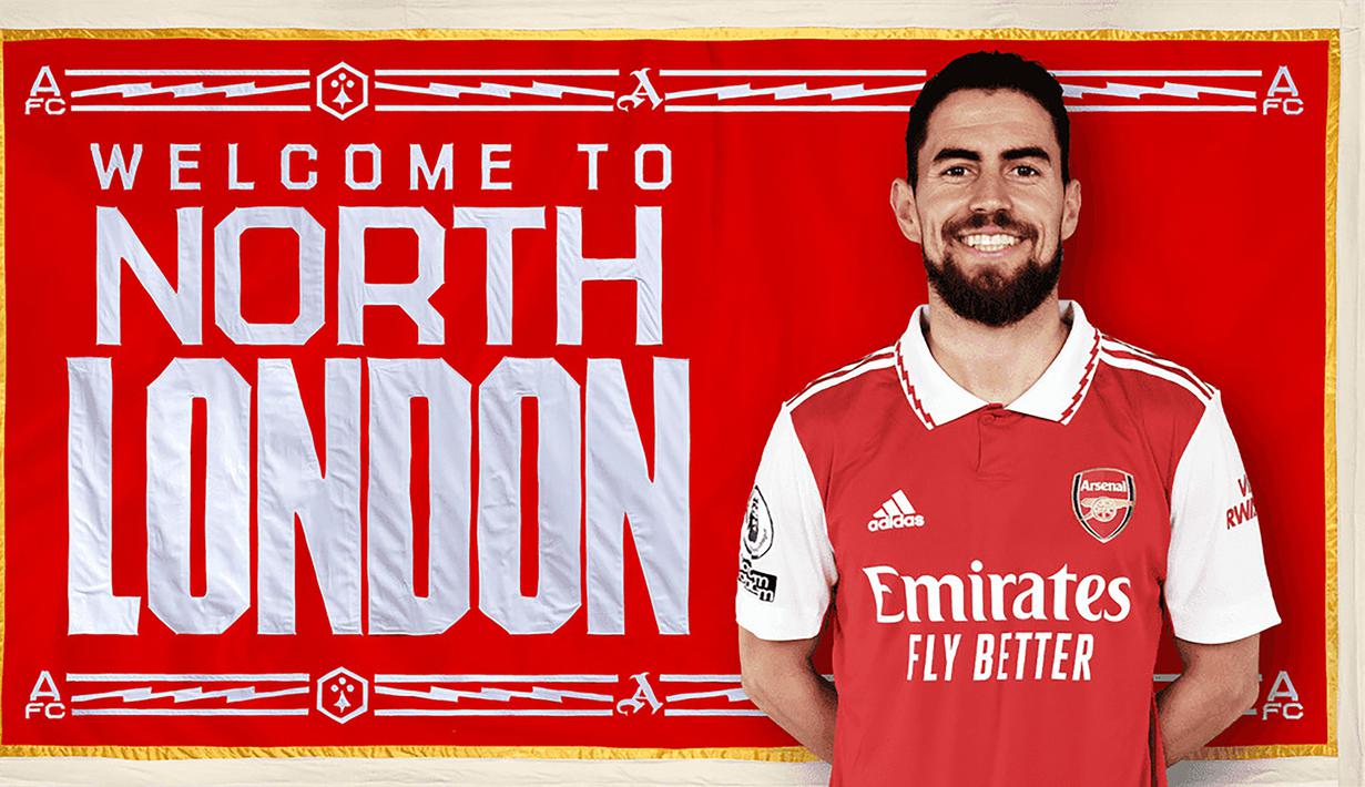 Jorginho. gelandang bertahan Italia berusia 31 tahun ini menjadi pemain terakhir yang langsung berganti klub dari Chelsea menuju Arsenal. Arsenal baru saja mendatangkannya dari Chelsea pada deadline bursa transfer Januari 2023 dengan nilai transfer 11,3 juta euro atau setara Rp185 miliar. Pemain yang total 4,5 musim membela The Blues dan tampil dalam 213 laga di semua ajang dengan mencetak 29 gol dan 9 assist ini dikontrak selama 1,5 tahun hingga akhir musim 2023/2024. (arsenal.com)