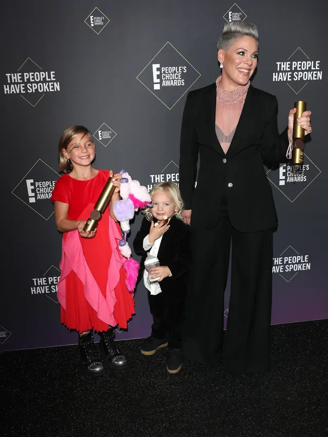 [Fimela] Pink dan keluarga di People's Choice Awards 2019