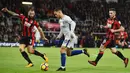 Gelandang Chelsea, Eden Hazard, berusaha melewati bek Bournemouth, Steve Cook, pada laga Premier League di Stadion Vitality, Sabtu (28/10/2017). Chelsea menang 1-0 atas Bournemouth. (AFP/Glyn Kirk)