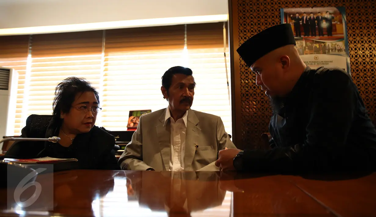 (Ki-ka) Tersangka dugaan makar, Rachmawati Soekarnoputri didampingi suaminya, Benny Sumarno dan Ahmad Dhani berbincang sebelum melakukan pertemuan dengan Wakil Ketua DPR Fadli Zon di Gedung DPR, Senayan, Jakarta, Selasa (10/1). (Liputan6.com/Johan Tallo)