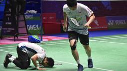 Selebrasi ganda putra Indonesia, Mohammad Ahsan/Hendra Setiawan, setelah berhasil mengalahkan ganda putra China Liang Weikeng/Wang Chang di semifinal All England 2023 yang berlangsung di Utilita Arena, Birmingham, Sabtu (18/3/2023). (AP Photo/Rui Vieira)