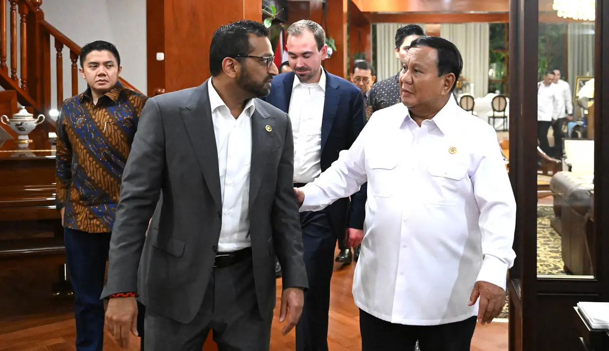 Presiden Indonesia Prabowo Subianto berbincang dengan  Direktur Biro Investigasi Federal AS (FBI) Kash Patel selama pertemuan mereka di kediaman Prabowo di Kertanegara. Jakarta, Rabu malam (22/07/2026). (AFP/ Istana Kepresidenan RI)